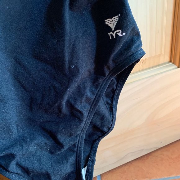 Swimsuit, size 8. TYR, 100 % Polyester, strech performance, Black and red. - Picture 7 of 10